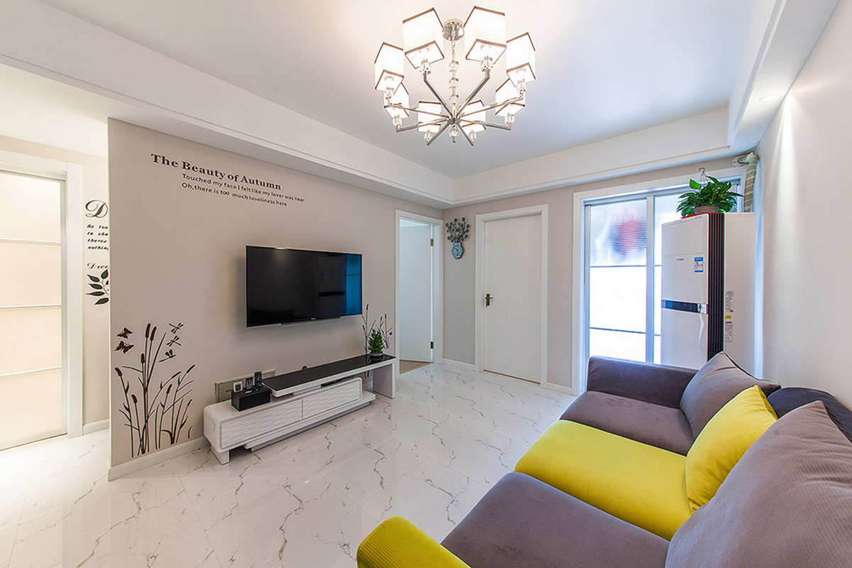 客厅墙面采用暖色系，地面是大理石纹路地砖，现代感极强，沙发的亮色配和着整体风格，既出挑又协调。
