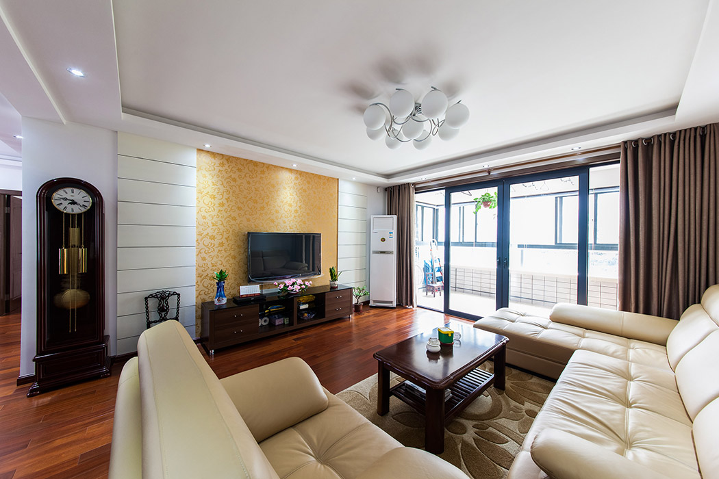 客厅的风格是以中国传统古典文化的古钟加上现代设计作为背景营造的是中国特色的生活空间。
