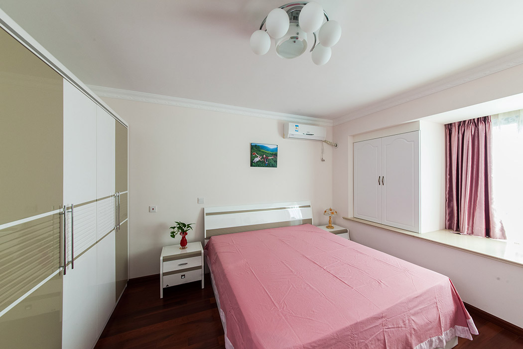 完整的简约式卧室，体现年轻人的追求时尚的性格，空间中的粉红色与白色搭配更是柔和，舒适。
