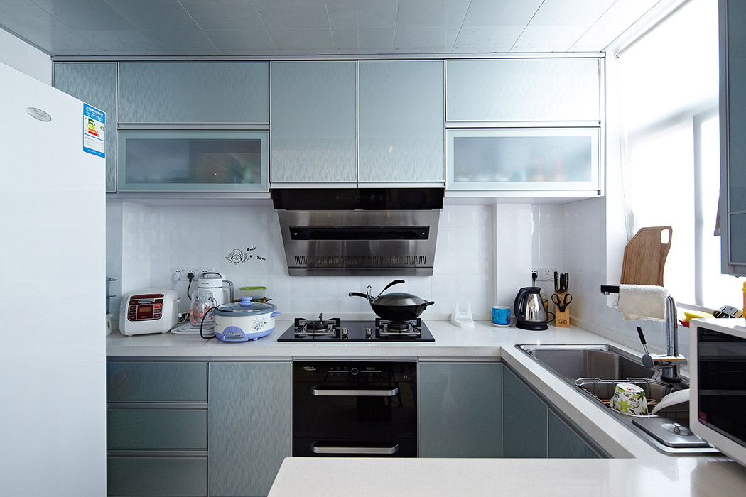 厨房间与整个简约的风格相致，将简单进行到底，厨房的格调更是发挥了淋漓精致。简单的生活，简单的快乐。
