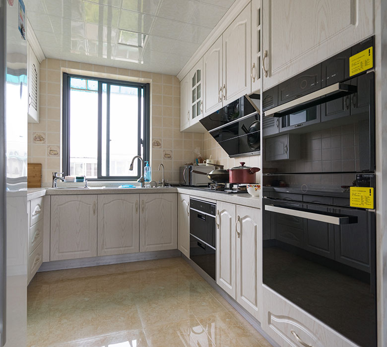 厨房的设计简约大方，仿古砖搭配简洁的橱柜造型，高柜的设计整合了多功能厨房的一切必备电器。
