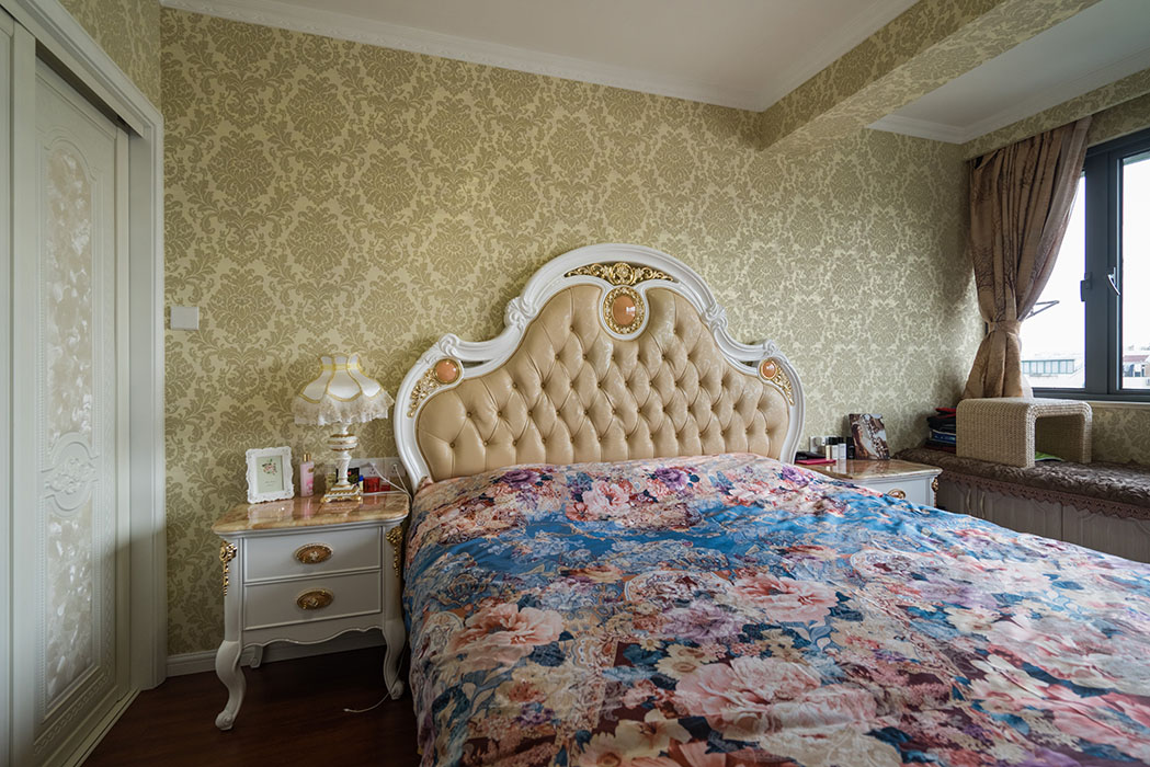 卧室充满了温馨浪漫，美式风格在软装饰的搭配中显现的淋漓尽致，没有过多的装饰，简单的衣帽间功能搭配内飘窗台的设计，一切尽显舒适。
