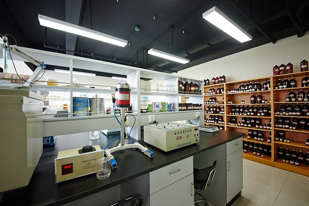 实验室的样品柜实验台相邻，提供工作的便捷性，顶面的照明是简洁实用的日光灯，满足了照明亮度的要求
