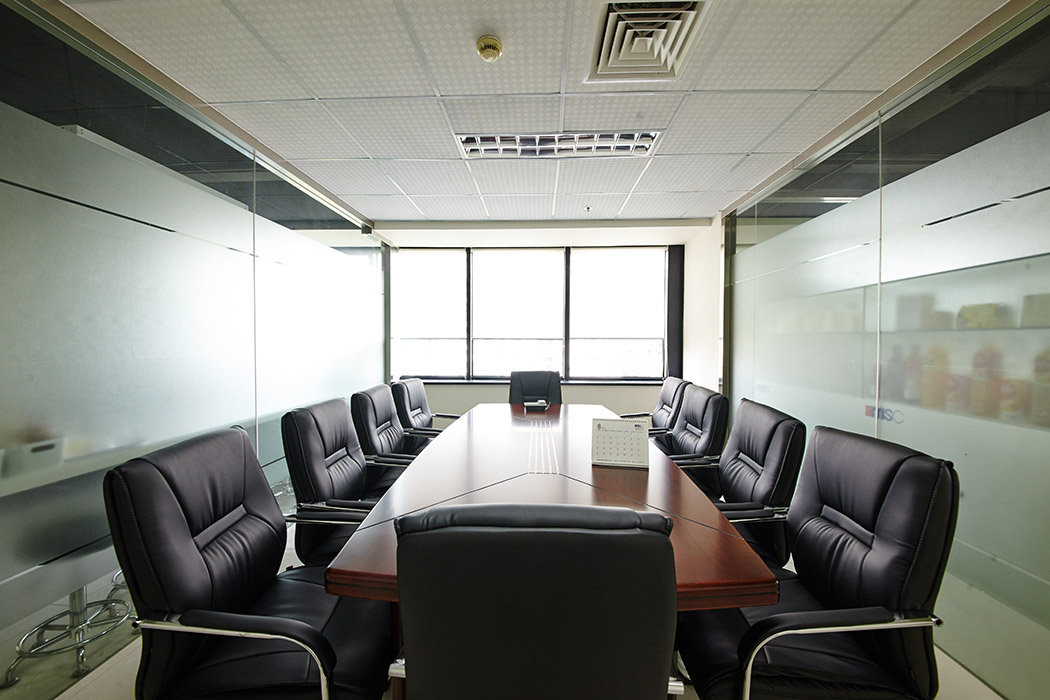 会议室设计在两个办公区域的中间位置，考虑的工作的便捷，会议室采用了多媒体数字系统。
