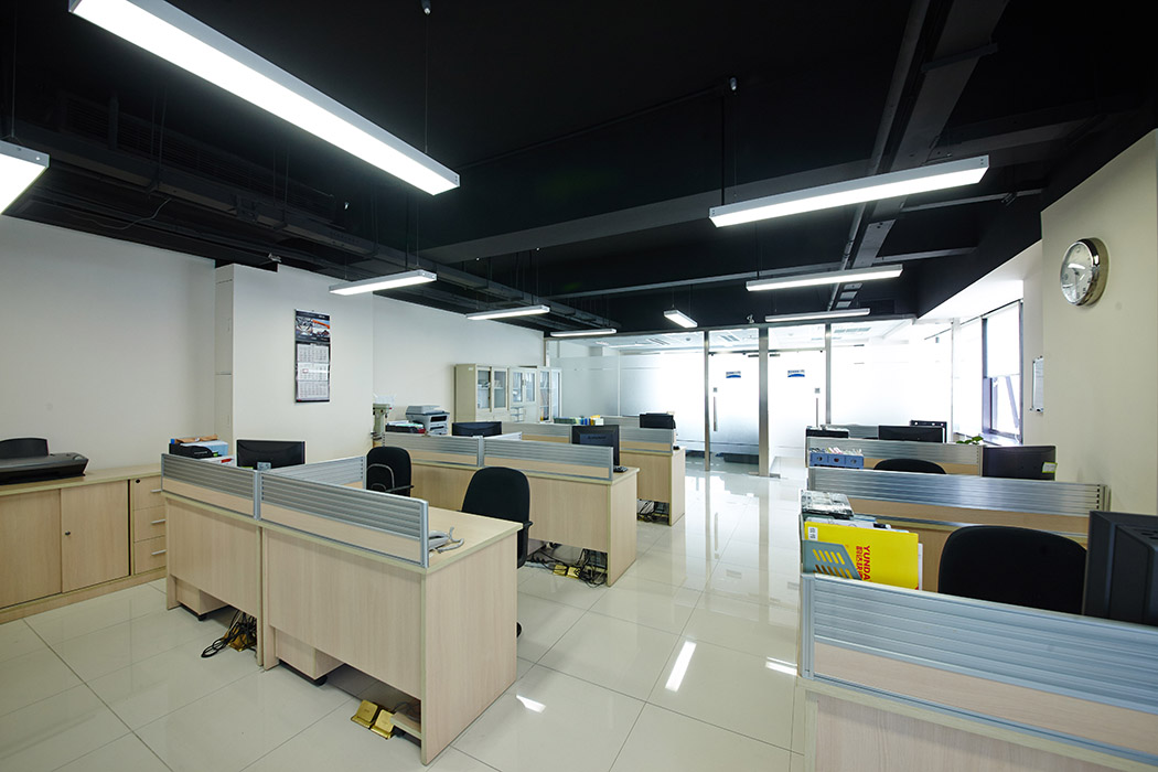 办公区采用的是组的方式来划分每个部门，整体布局看上去整齐，简洁，在整个办公室区的左侧设计了资料柜和打印区。
