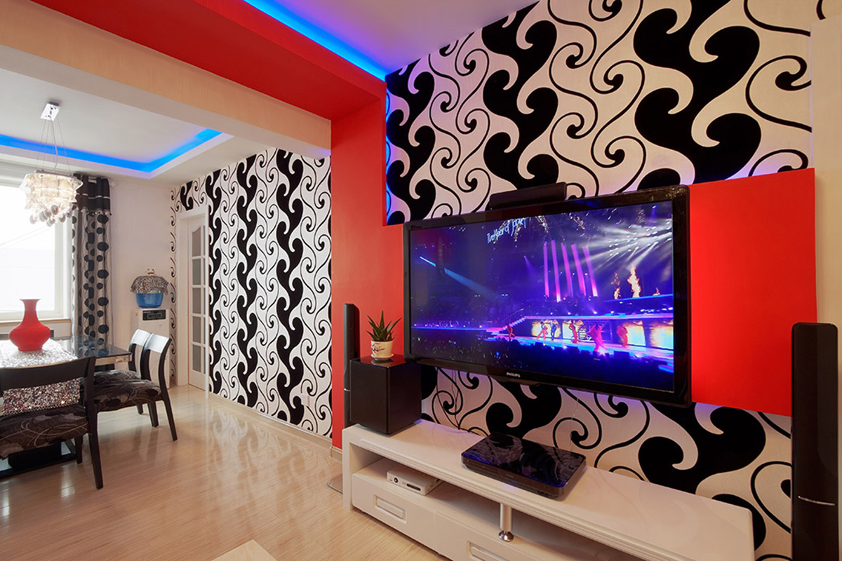 一道白色的电视柜，纯净的色彩、简约的结构，容纳着生活用品，容纳着人们的心。电视背景墙用与餐厅统一的墙布，相同元素的反复出现，使装饰大大简化，形成了一体化的空间风格。
