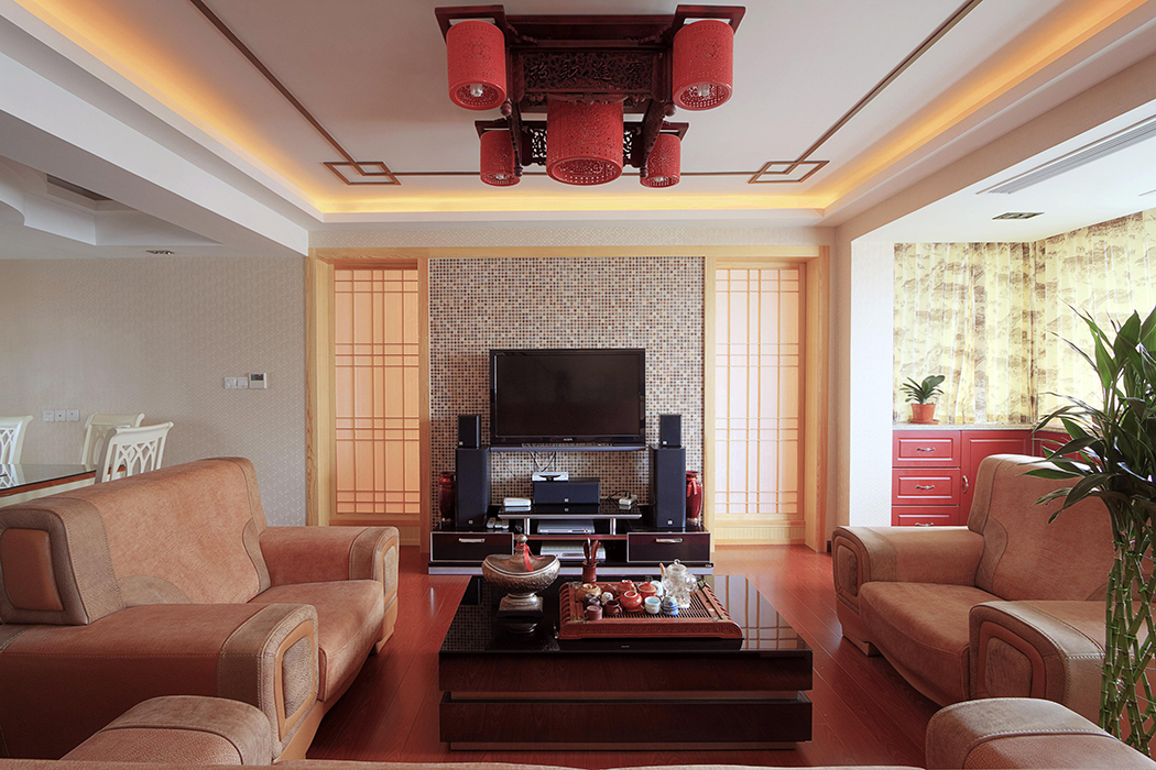 中式风格的客厅，简洁的木线条在空间中灵活跳动，方正的吊顶搭配四方的家具，深层次的蕴含了主人做事的风格。
