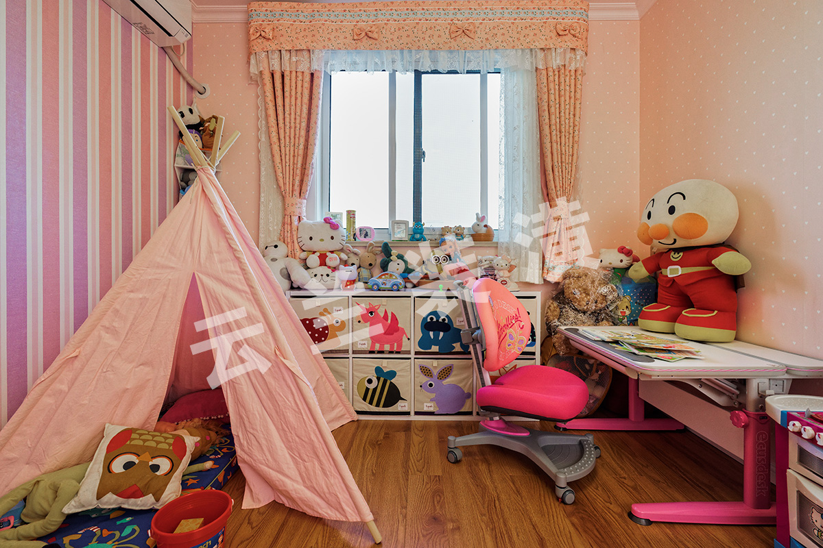 儿童房整体采用暖暖的橘红色壁纸，房间里娃娃，小小的帐篷床的搭配活脱脱的表现出傲娇小公主的小宫殿。也更能表现出孩子的童真与可爱。 
