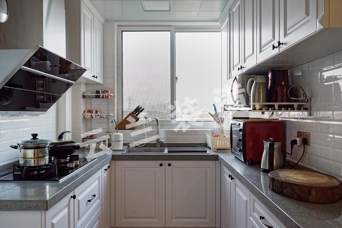 本案厨房间采用淡雅的白色为主色调，以展示出浪漫、舒适的生活。
