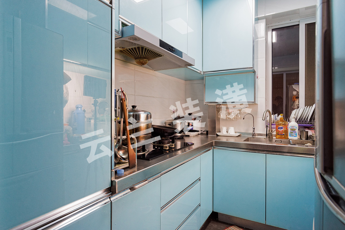 厨房间五行火旺，在设计师的建议下主人公采纳了天蓝色系，为了好打理厨房间选用了金刚门板的好打理特性。
