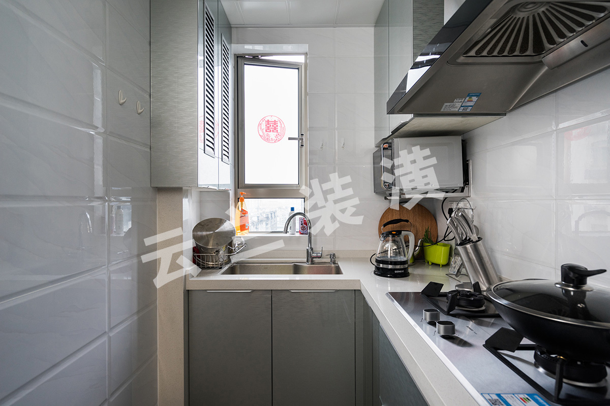 厨房空间比较小，采用浅色系来增加空间效果。