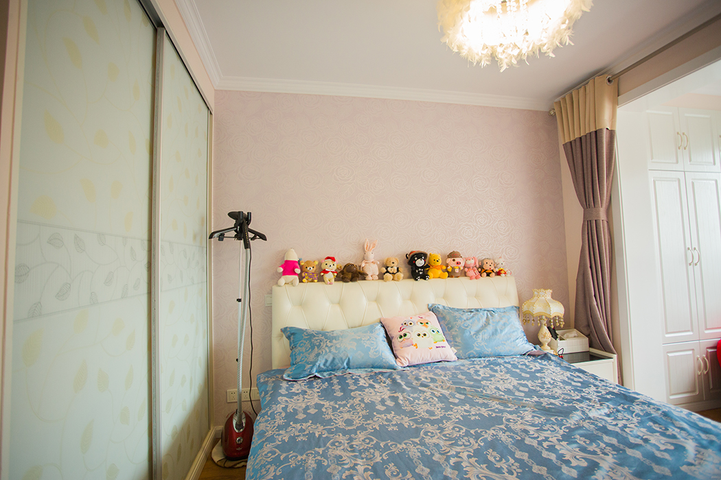 主卧墙面粉色系的墙纸，将卧室布置的温馨又不失浪漫。