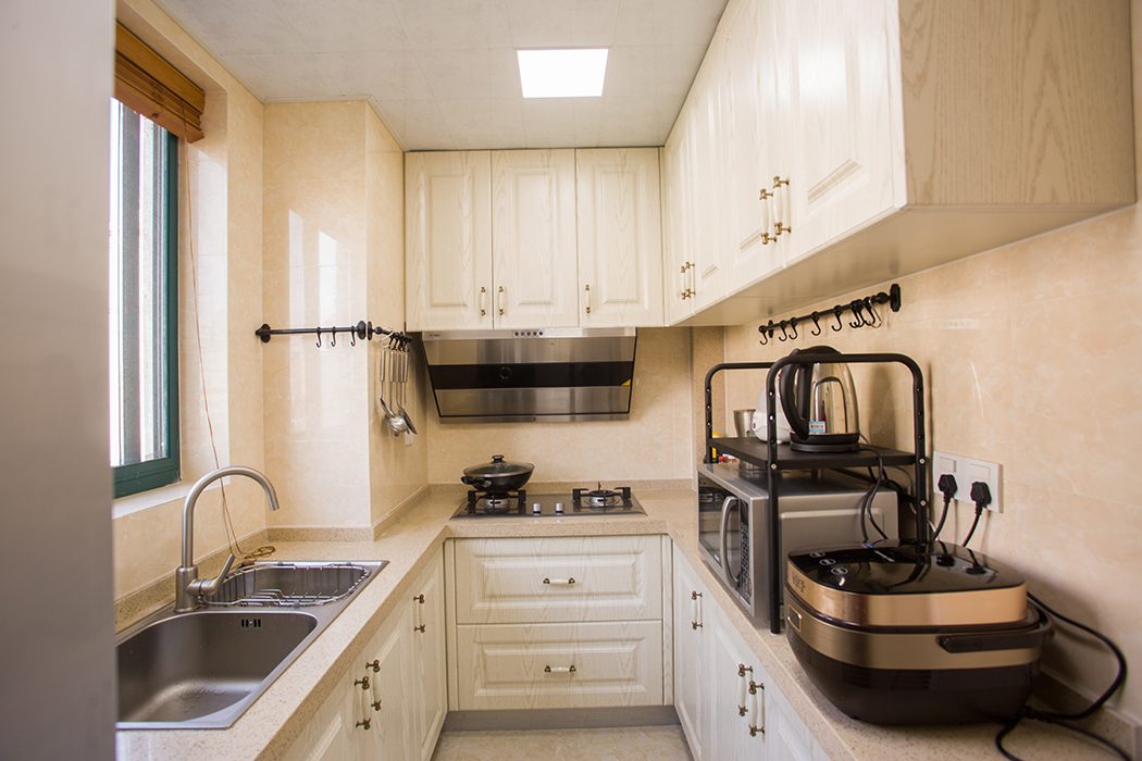 U字型厨房间橱柜，充分利用厨房的格局优势，把空间利用最大化，柜体设计简洁化，在满足厨房整体美观的同时，也满足主人日常生活的使用。
