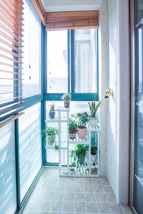 阳台所选瓷砖是30X30仿古砖，定做的洗衣柜充分利用阳台空间作为一半的工作阳台，另一半却可以作为休闲阳台，养些绿植，闲暇时刻，吸收阳光和欣赏花卉。