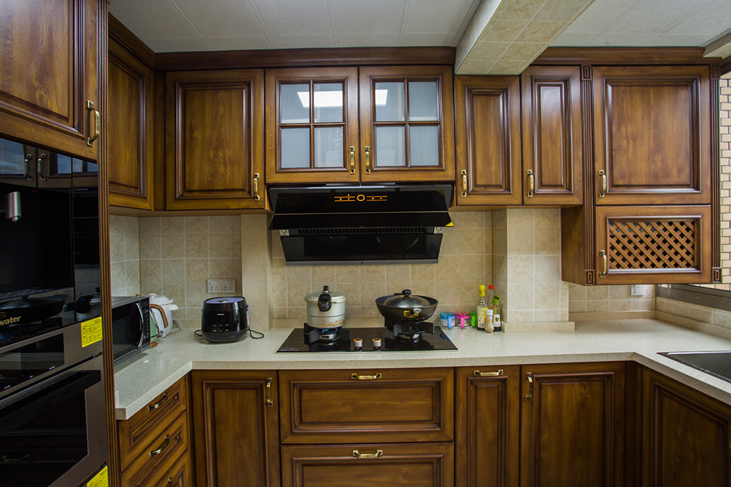 厨房采用深色原木色系，充分体现美式风格，侧吸的烟机，立柜的搭配，显现出客户的细腻生活，黑色和原木的搭配更加的合理大气。
