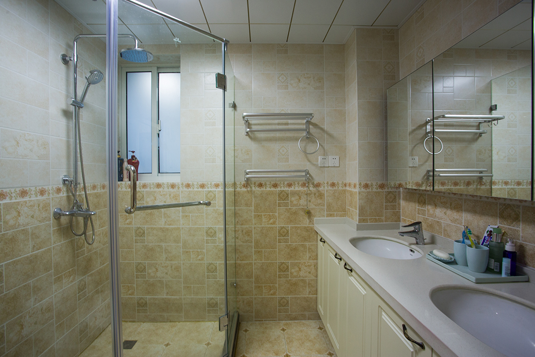 卫生间设计成双台盆浴室柜，满足了客户早上争台盆的尴尬。
