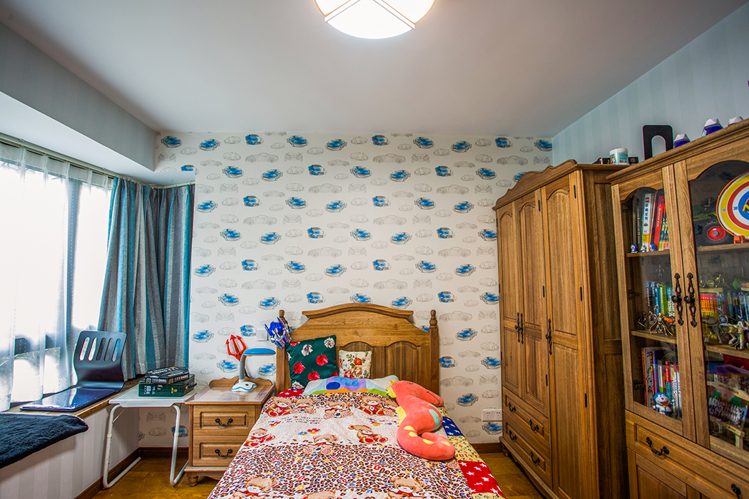 儿童房整体风格也是偏欧式，但是融入了地中海蓝色条纹元素，为儿童房增加了一丝海洋清新之感，更添活力。
