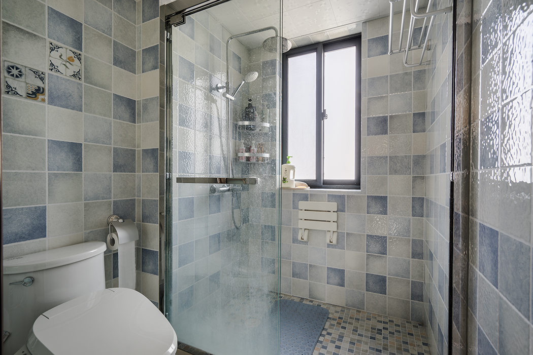 卫生间使用蓝色墙砖，融入了地中海风格，布局合理，功能齐全，清新，时尚。
