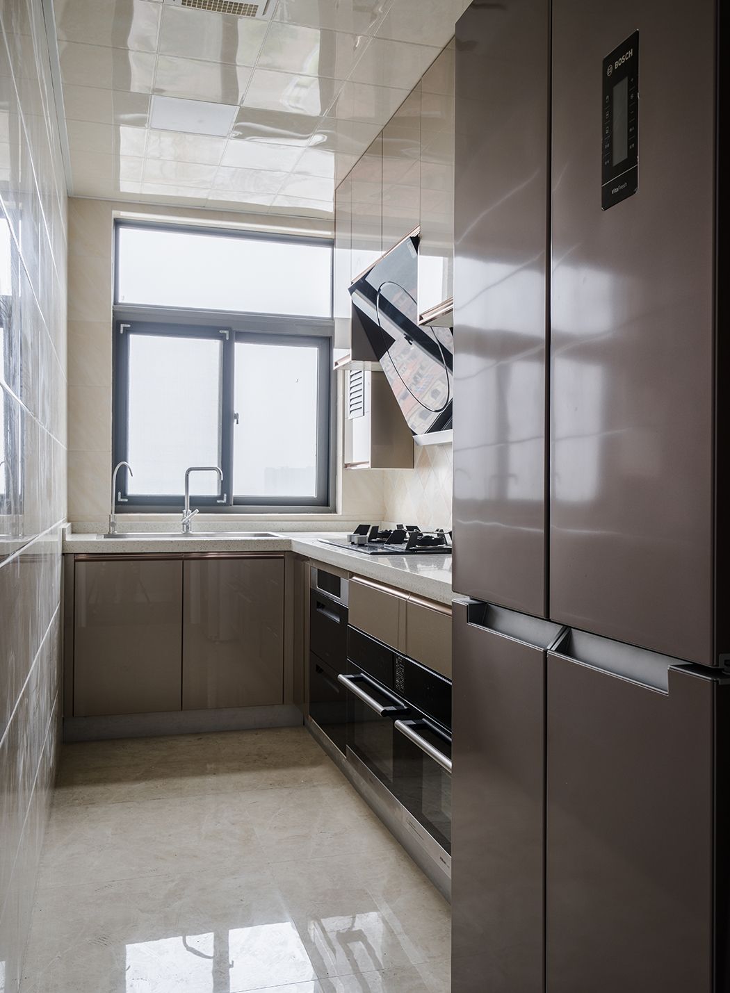 厨房的空间在家用中更多偏向实用，满足家庭需求，石英石台面，晶刚门板，也便于平时的擦拭清洗。
