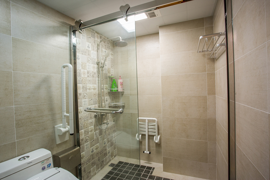 卫生间采用干湿分离，淋浴的地方给客户考虑了凳子，洗澡的时候累了可以休息休息。
