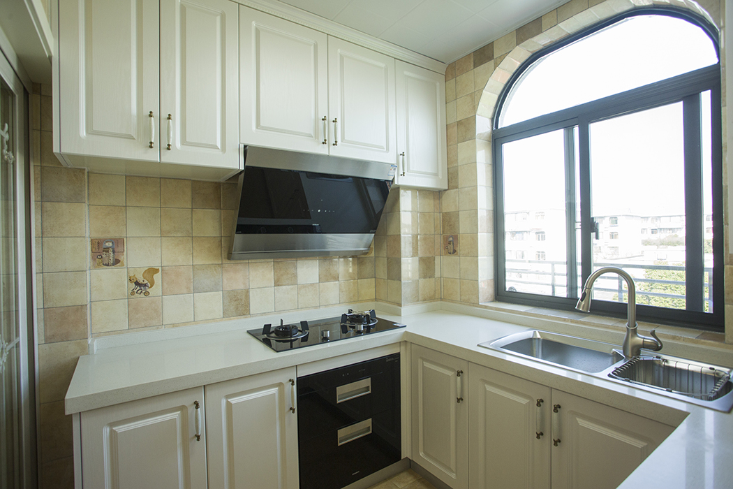 厨房采用U型橱柜设计，为橱柜设计方式中利用率最高的，门板材质简洁、干净赏心悦目。
