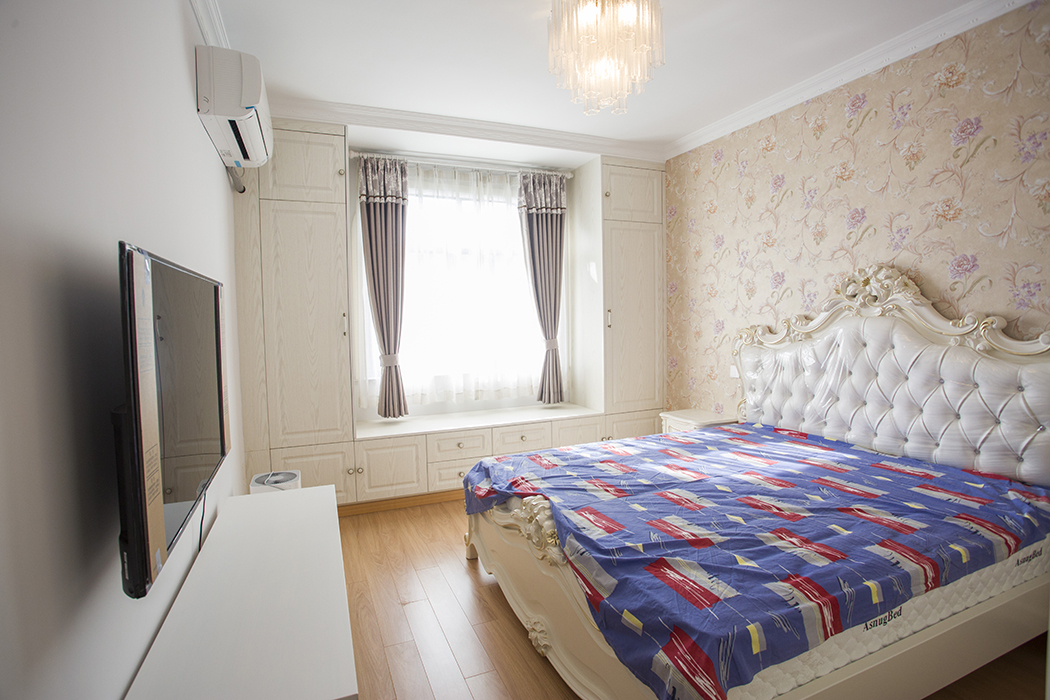 卧室以温馨色调为主，定做的室内飘窗是业主休闲、收纳的好地方。
