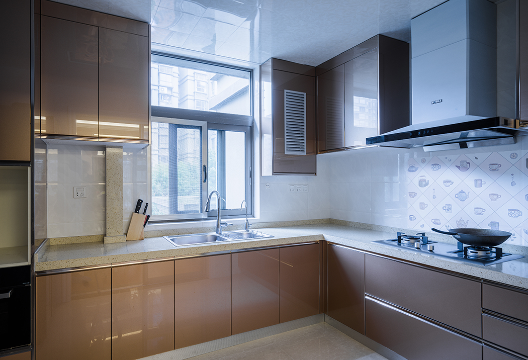 厨房间空间比较大，因为它的功能性，所以瓷砖选用浅色瓷砖，门板选择金刚门板，便于打理卫生。给人感觉厨房干净而整洁。
