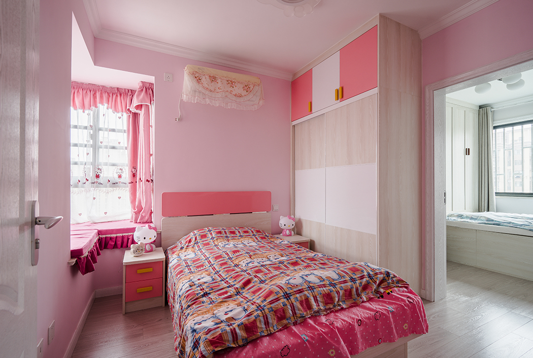 粉色的墙面暗示出了业主的少女情怀，厂价定制的大衣柜简单切使用，大大增加了收纳空间。
