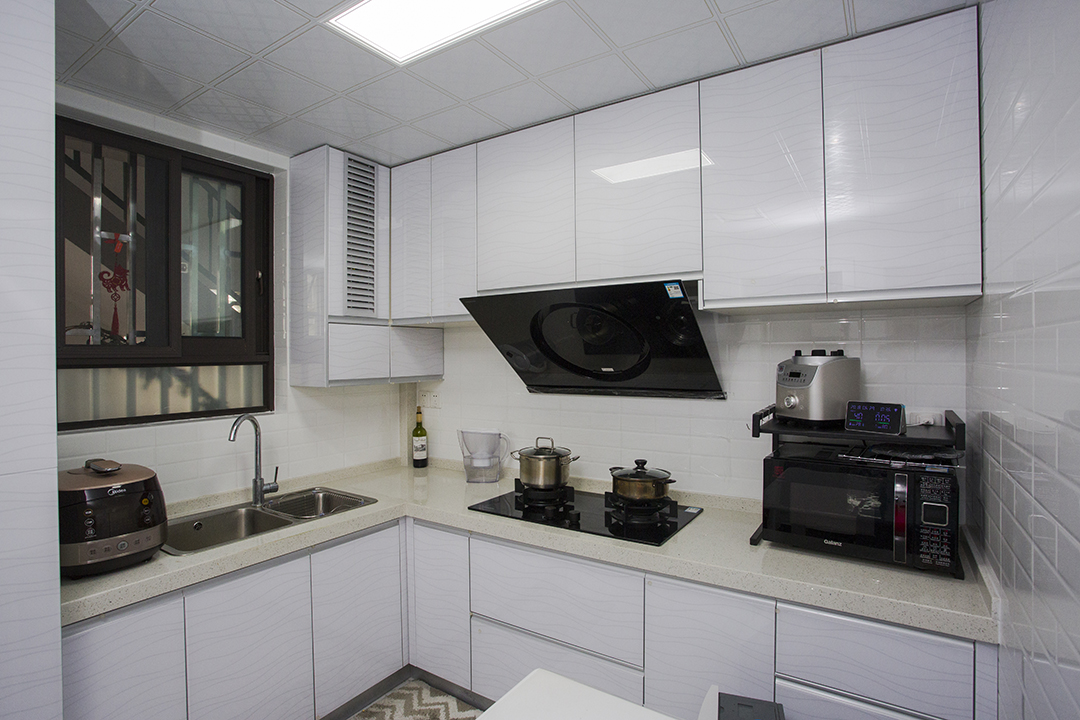 厨房尽可能将空间功能最大化，墙面搭配白色横向排列装饰面砖，使空间更加灵动。
