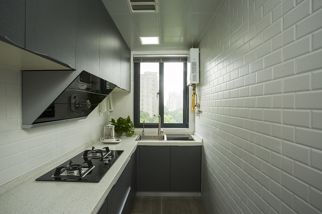 厨房采用灰色色系，充分体现简约风格，侧吸的烟机，立柜的搭配，显现出客户的细腻生活，黑色和灰色的搭配更加的合理大气。
