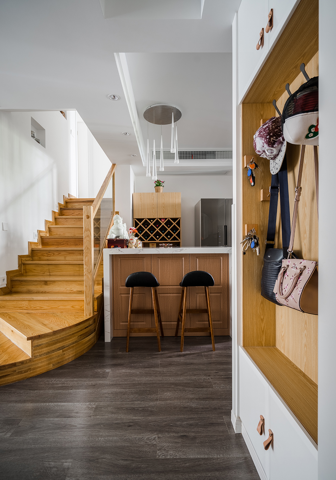 空间中摆放的设计单品家具，都在大气尺度的舒适慵懒中散发着一种不言而喻的时尚感，木质地板，木饰面搭配出暖居格调。
