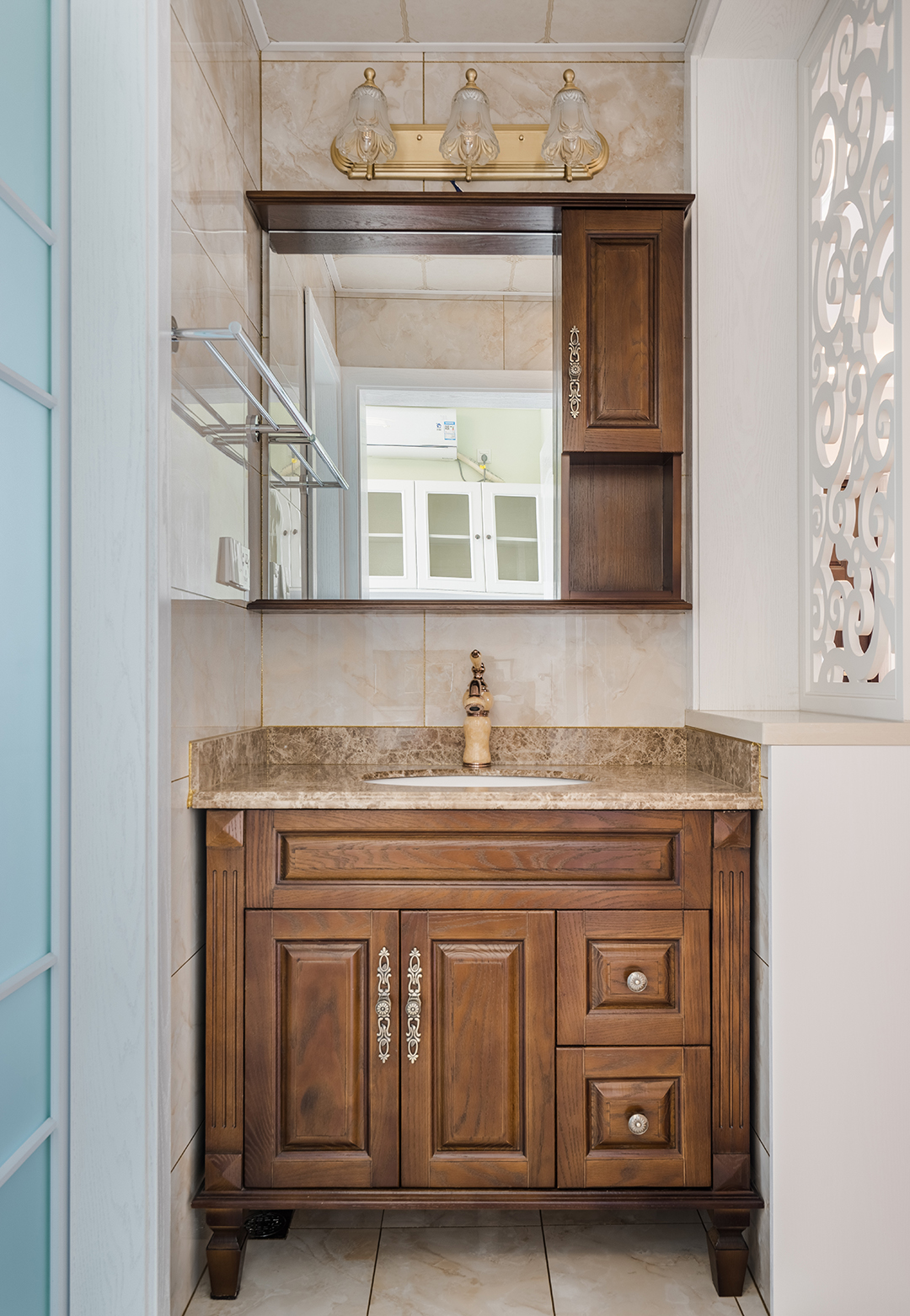 卫生间干湿区分开，采用素色的墙砖，深色的柜体，镂空的花格，打造不一样的卫浴空间。
