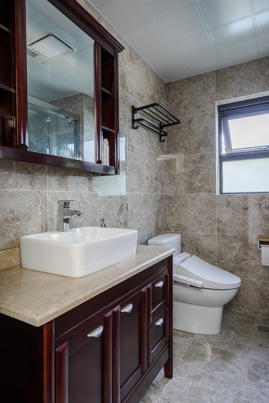 主卫主卫生间是私密性要求较高的空间。从原则上来讲卫生间是家居的附设单元，面积往往较小，其采光、通风的质量也常常被牺牲，以换取总体布局的平衡。 从环境上来讲，浴室应具备良好的通风、采光及取暖设备。在照明上采用了整体与局部结合的混合照明方式。浴室柜体现了新中式元素，智能马桶体现出客户对生活品质的要求，吊顶以简洁大方的浅色来搭配出完美的卫生间。
