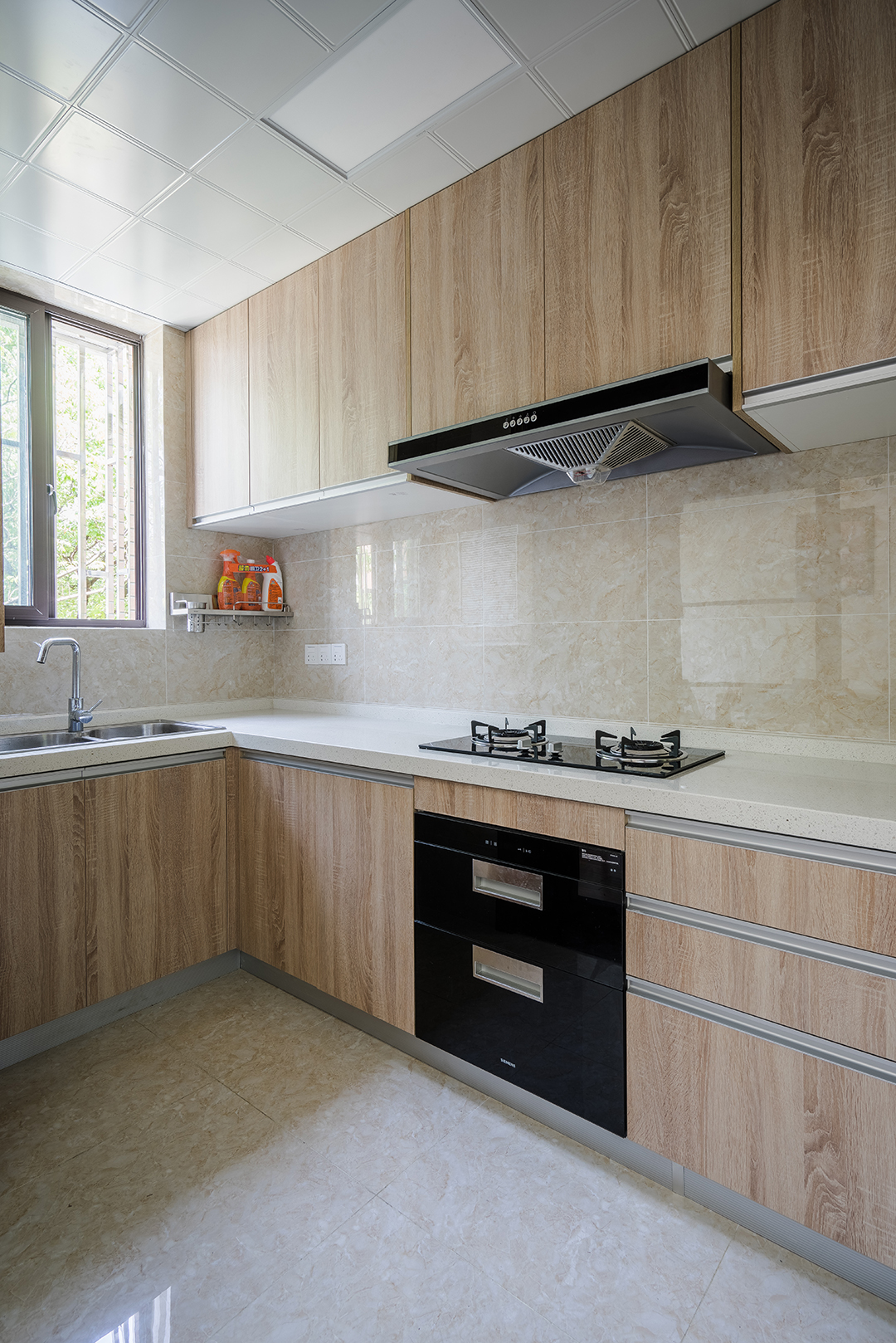 厨房厨房设计是指将橱柜、厨具和各种厨用家电按其形状、尺寸及使用要求进行合理布局，巧妙搭配，实现厨房用具一体化。线条简单，厨房油烟大，好打理。台面采用石英石台面，耐磨耐造，不渗色。整个空间融为一体。
