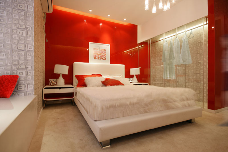 本案为现代简约装修设计风格，进门后空间以白色和红色两个色调为主，简洁的装饰线条、精致的软装都凸显SOHO家居的经典风格元素。卧室空间用红色软包做背景，侧面的镜面处理既增加了空间感，又营造了一个温馨、舒适的休息环境。
