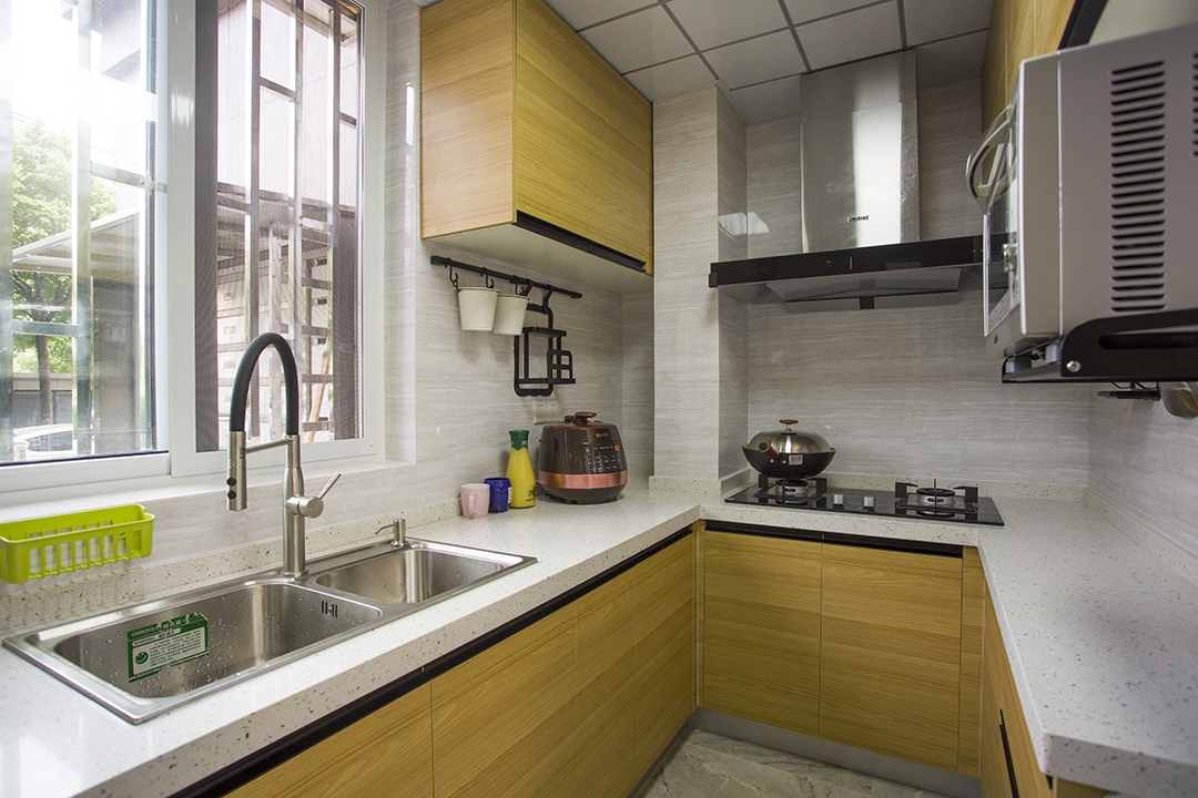 1厨房区域根据房产条件尽量集约空间2木纹板搭配白色石材台面提升空间色彩名快感
