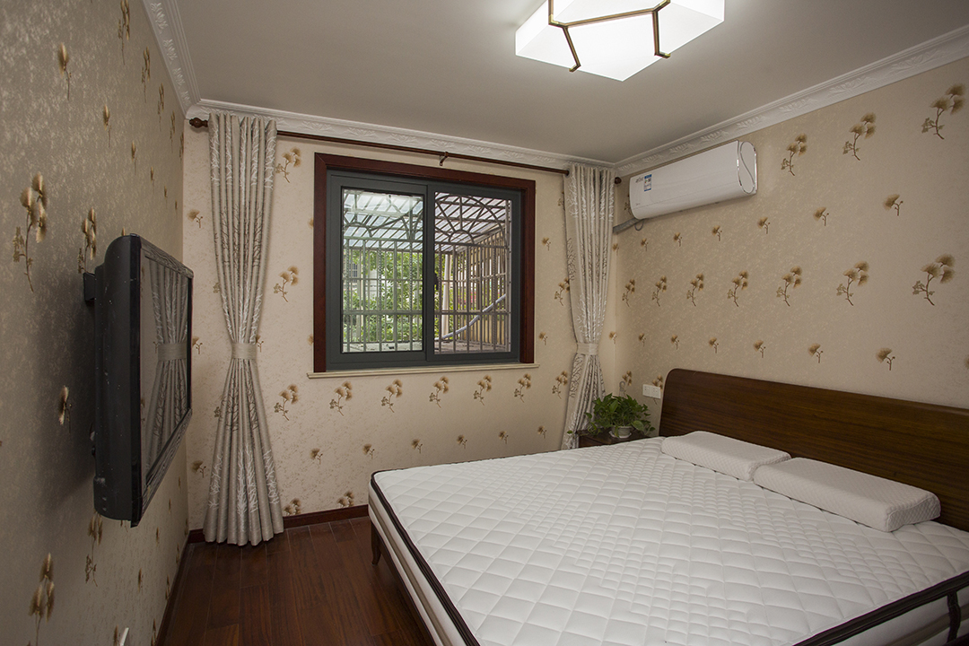 美式家居田园风格的卧室布置较为温馨，作为主人的私密空间，主要以功能性和实用舒适为考虑的重点，一般的卧室不设顶灯，多用温馨柔软的成套布艺来装点，同时在软装和用色上非常统一。
