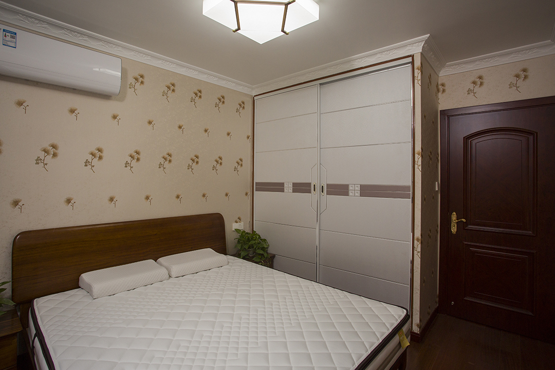 美式家居田园风格的卧室布置较为温馨，作为主人的私密空间，主要以功能性和实用舒适为考虑的重点，一般的卧室不设顶灯，多用温馨柔软的成套布艺来装点，同时在软装和用色上非常统一。