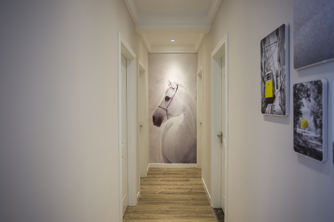 因为考虑到业主是属马的，设计师在过道的尽头特地精选了一幅以马为主的壁画，让单调的走廊更加饱满。
