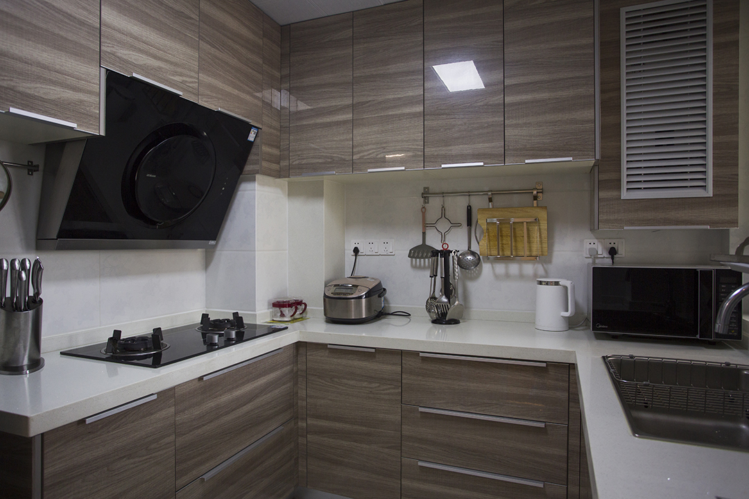 厨房间瓷砖以白色为主，亚克力的厨柜，使得整个厨房在使用后变的更容易清理。