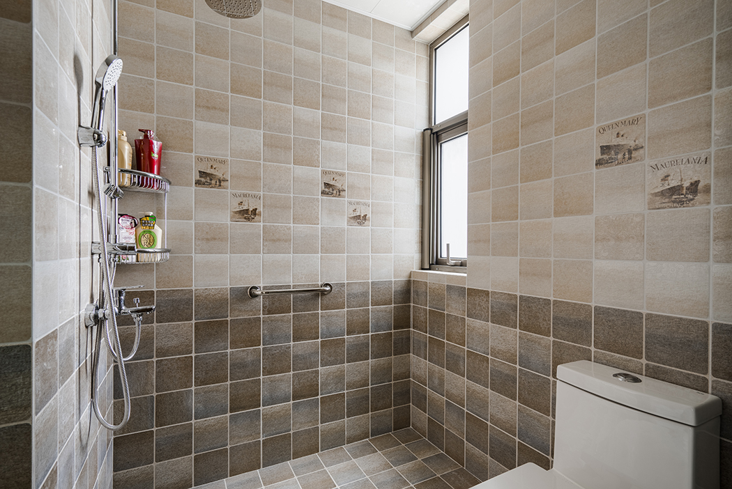 卫生间采用干湿分离，通过上下砖色彩的区分，让整个卫生间不显得单调。
