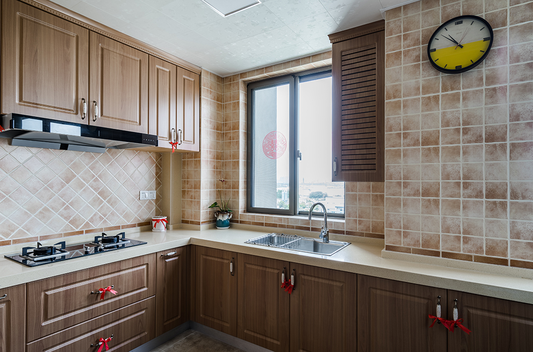 厨房将北阳台打通，空间瞬间变大，采用模压系列的门板来搭配整体风格
