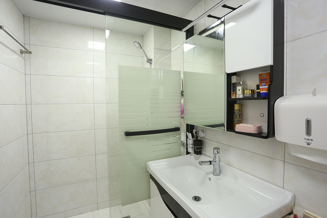    卫生间：简洁、现代、实用，在素色空间里面采用一个黑白搭配的台盆，黑色的局部点缀，让卫生间有了一个画龙点睛之笔。
