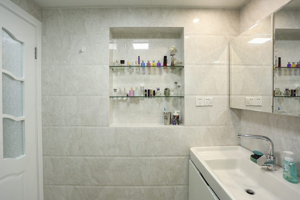 卫生间的设计理念依然采用现代简约的风格，卫生间的原本的门洞被合理的利用起来制作了壁龛，实用而不占用卫生间原本的空间。
