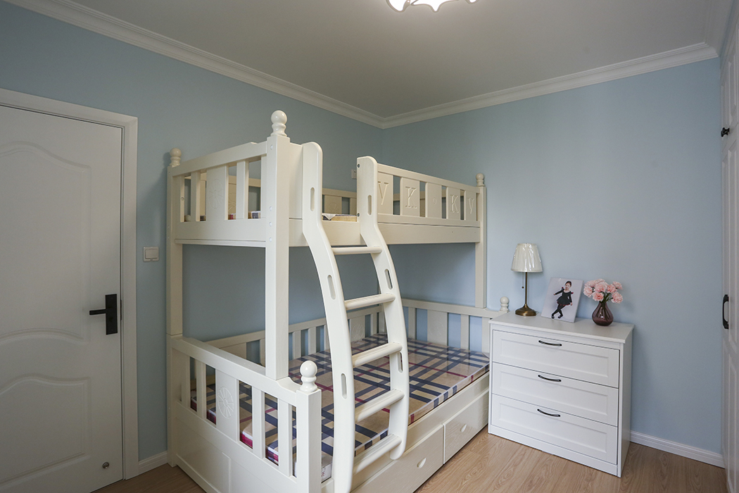 客卧是业主女儿的小天地，蓝色清新的墙面让人心情舒畅，一整面的储物柜+敞开的书桌，色彩搭配非常有层次感。
