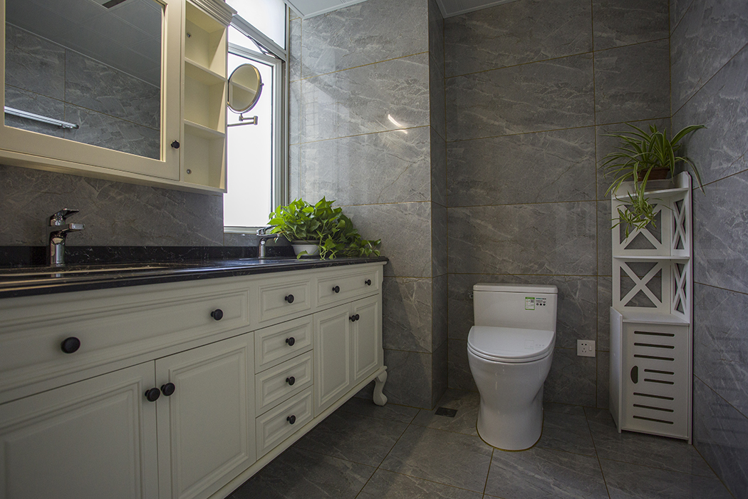 卫生间也选用最常见的大理石，主要以灰色系列为主，搭配家里所有的家具、墙面及软装效果，更加凸显出现代简约灰色系列时尚、大气的风格。
