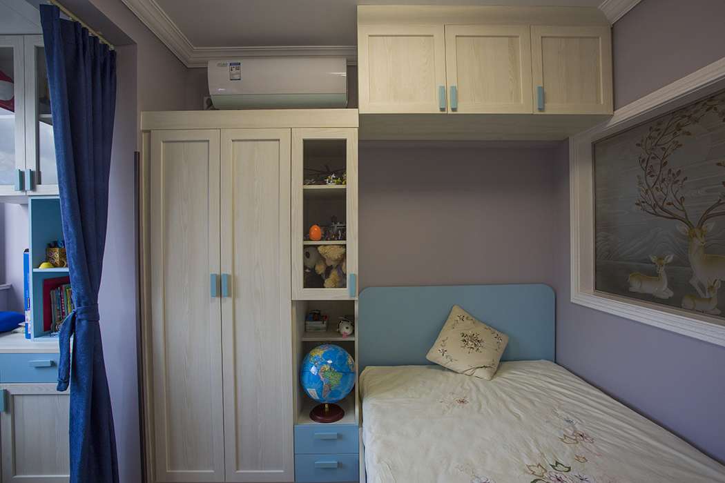 卧室不拘泥于形式，小烟熏紫配上蓝色的窗帘，时尚大方，昏暗的壁灯温馨生动。
