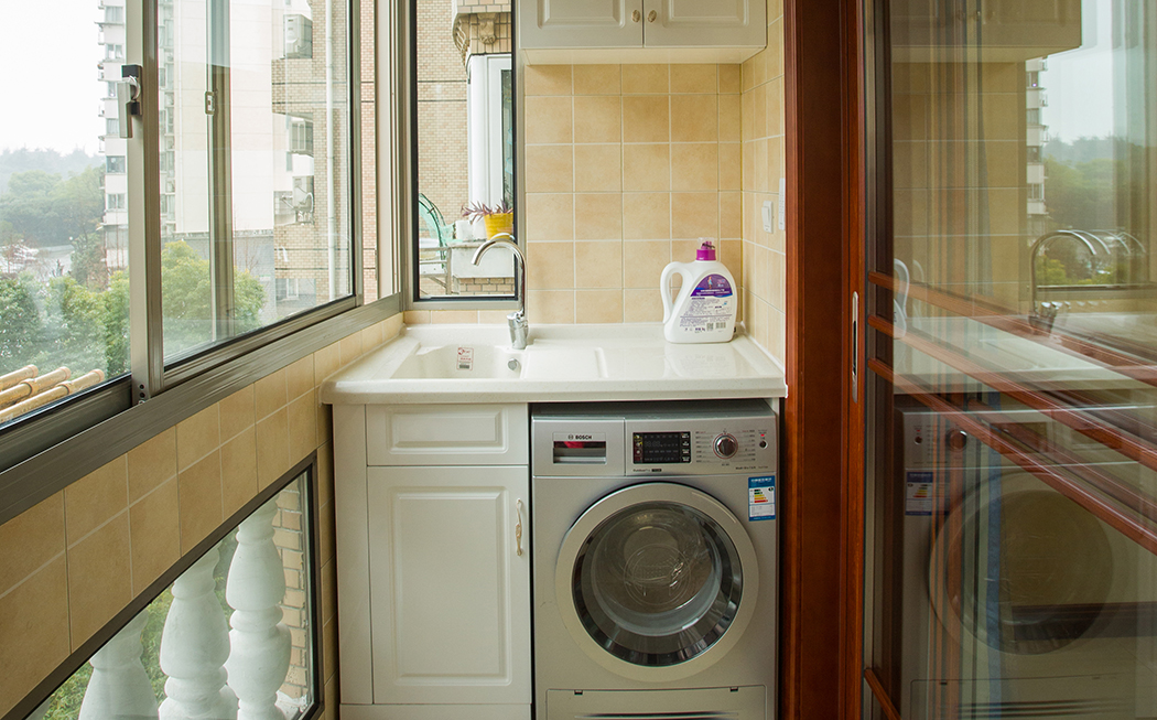 阳台的采光很好，主要用于家中的洗晒功能，也是采用欧式的设计，整体简洁实用。一体式的洗衣柜，既美观更是实用，手洗和机洗都方便。
