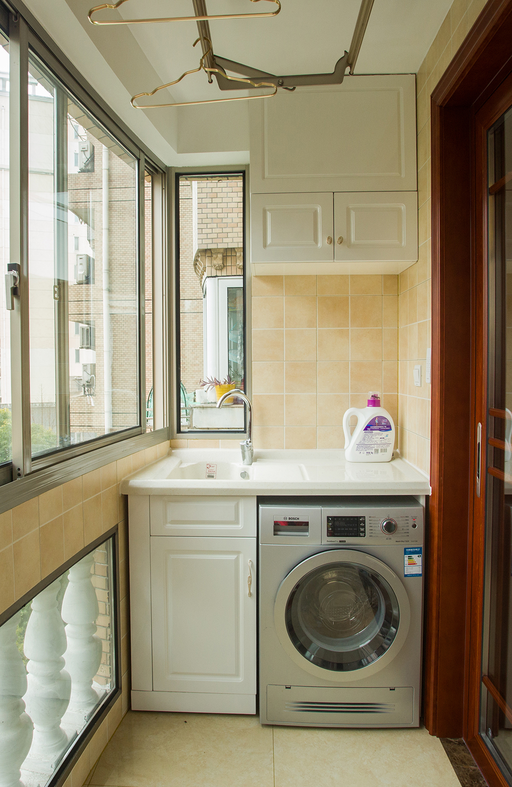 阳台的采光很好，主要用于家中的洗晒功能，也是采用欧式的设计，整体简洁实用。一体式的洗衣柜，既美观更是实用，手洗和机洗都方便。
