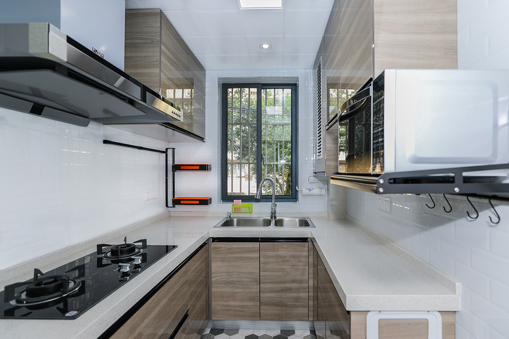 厨房采用U形设置，尽可能集约空间。
